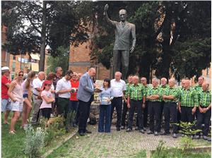 Il Presidente Paccher a Matera di fronte al monumento a De Gasperi con il coro Voci del Bondone