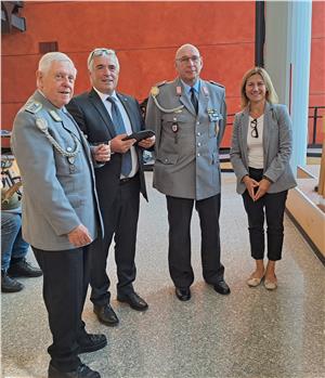 Im Bild von links: Fähnrich der Reserve Gernot Schobert, Vizepräsident Josef Noggler, Oberstabsfeldwebel der Reserve Achim Höll und Abg. Michela Calzà (Foto: Reservisten Bundeswehr Oberhessen)